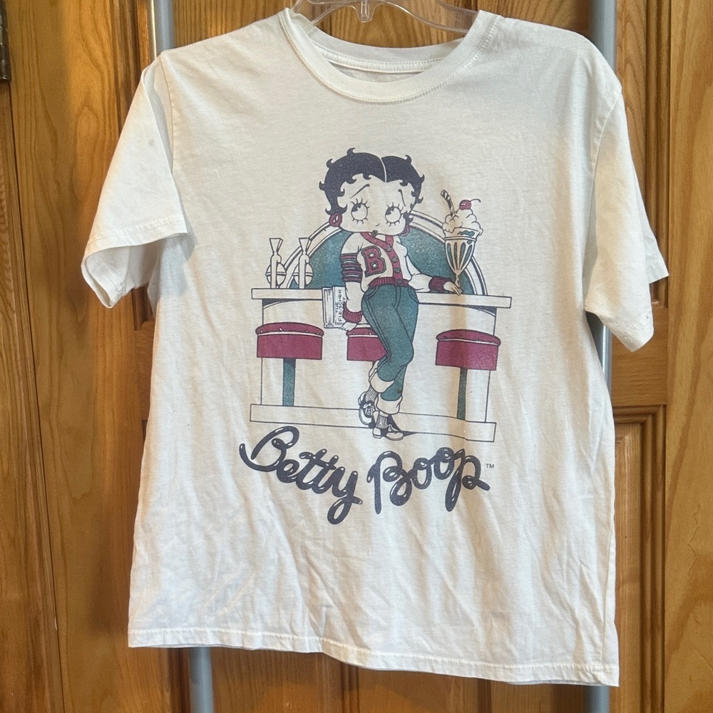 Betty Boop Cream Tee with Retro Diner Graphic and Pink Accents